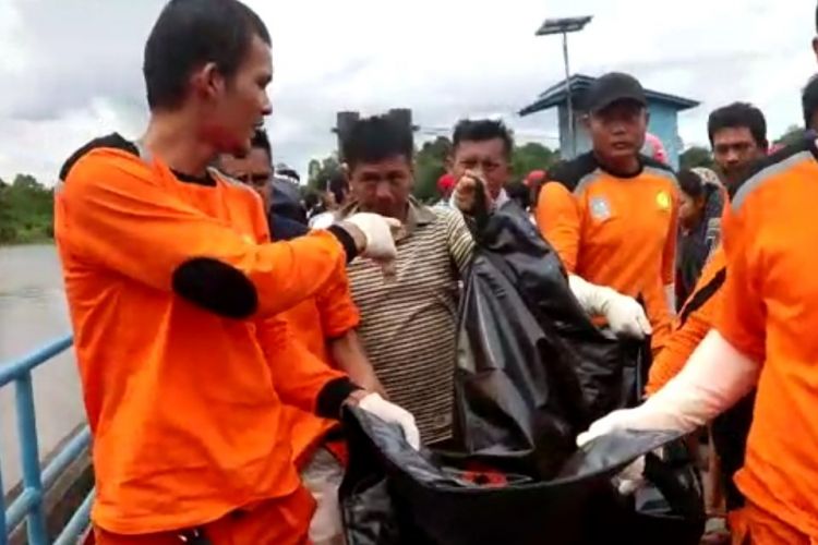 (Foto Octavianto) 2 siswa SD Muhammad Yusuf dan Ikhsan berhasil dievakuasi tim Sar Basarnas Balikpapan setelh dilaporkan tenggelam saat mandi di perairan Pelabuhan Lama Melak Kutai Barat Jumat (24/03). Keduanya ditemukan setelah warha membuat arus buatan dengan menggunakan kapal.