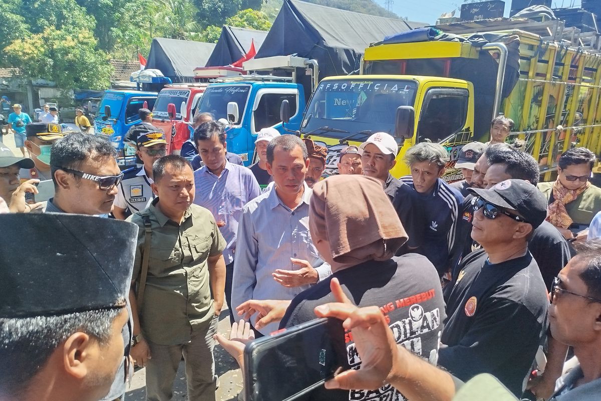 Sopir truk saat persiapan demo di Pelabuhan ASDP Ketapang Banyuwangi. 