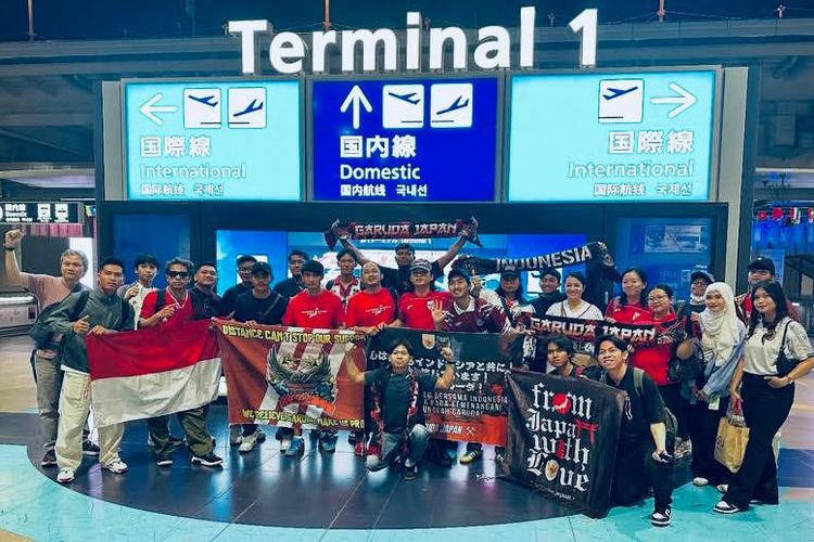 Pedangdut Indonesia foto bersama Garuda Japan sebelum menyambut rombongan timnas Indonesia mendarat di Jepang.