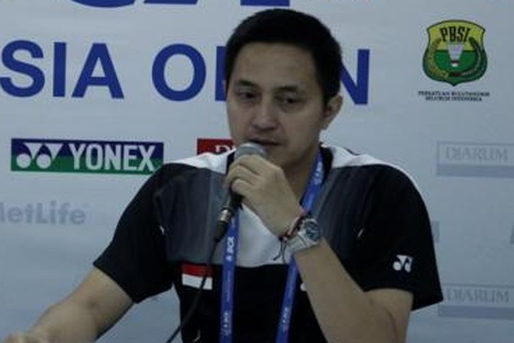 Ricky Subagja berbicara kepada media dalam jumpa pers usai gelaran BCA Indonesia Open, Minggu (22/6/2014).