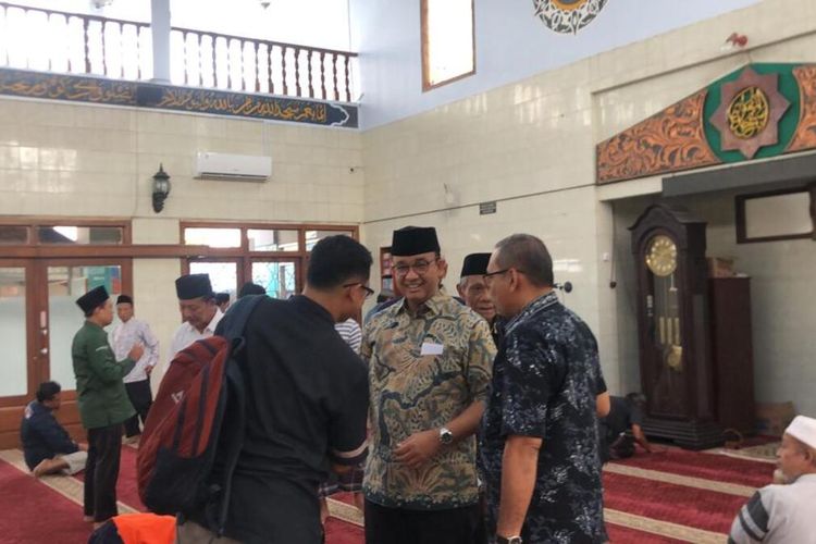Anies Baswedan menyempatkan waktu untuk Salat Zuhur di Masjid At-Taqwa, Kelurahan Tempelan, Kecamatan Blora, Kabupaten Blora, Jawa Tengah, Selasa (4/4/2023)