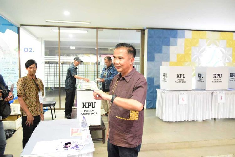 Pj Gubernur Jawa Barat Bey Triadi Machmudin melakukan pemilihan calon presiden (Capres) dan calon wakil presiden (Cawapres) di tempat penungutan suara (TPS) 15 Jalan Cianjur, Kota Bandung, Jawa Barat, Rabu (14/2/2024).