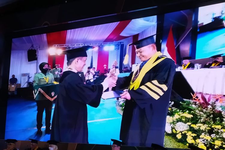 Kepala Staf TNI Angkatan Darat (KSAD) Jenderal TNI Dudung Abdurachman resmi mendapat gelar doktor usai menjalani sidang terbuka doktoral program studi Ilmu Ekonomi di Universitas Trisakti, Jakarta, Sabtu (11/6/2022).