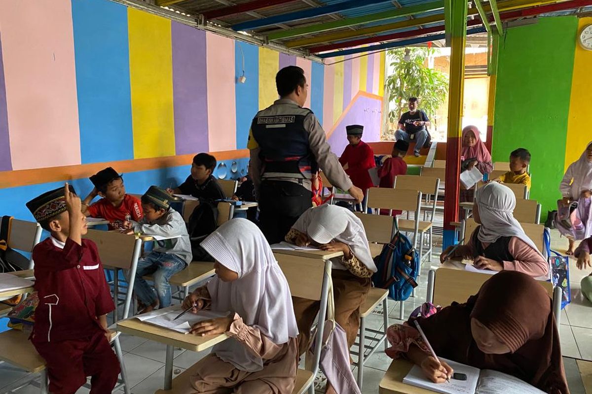 Kegiatan belajar di TPA Maju Bersama di tengah lapak pemulung di Jalan Sawah Balong, Srengseng, Kembangan, Jakarta Barat, Rabu (11/10/2023). 