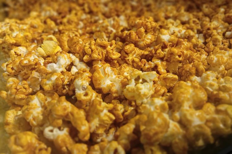 Ilustrasi popcorn topping caramel di Cinema XXI.