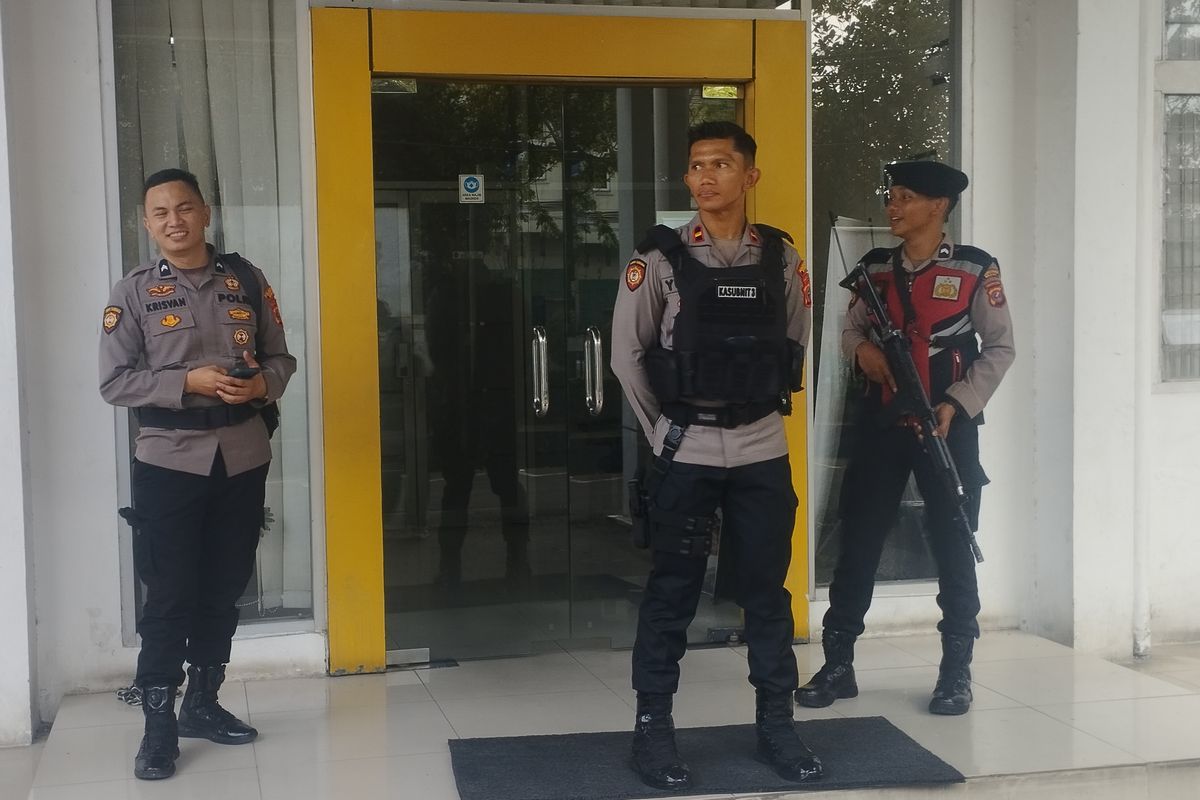 KPK menggeledah kantor Dinas PUPR Sumut, Selasa (1/7/2025). Sejumlah petugas dari Kepolisian Daerah Sumatera Utara sedang berjaga di depan pintu masuk. 