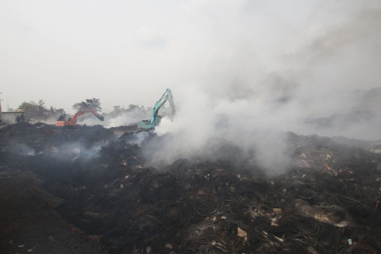 Hari Ke-5 Kebakaran Gudang Ban Bekas di Mojokerto, 2 Alat Berat Dikerahkan Bantu Pemadaman