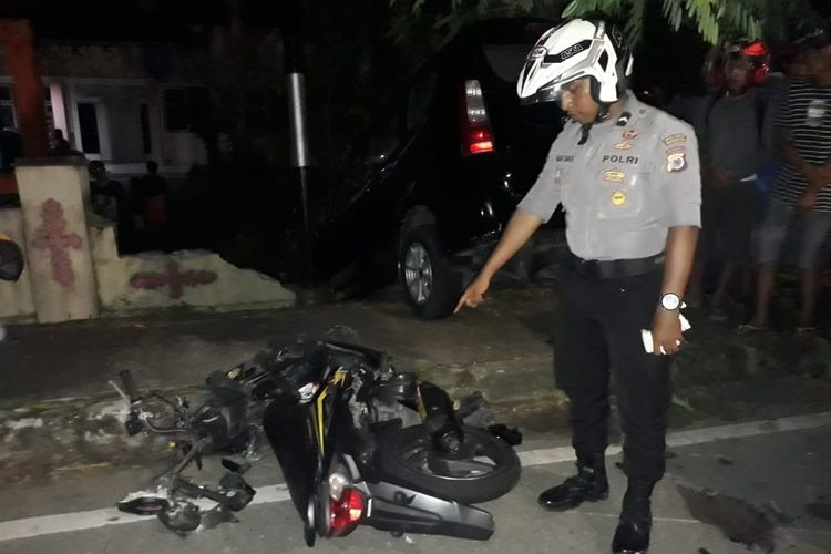 Kecelakaan maut yang melibatkan mobil Toyota Avanza dan sepeda motor terjadi di Jalan M Putuhena, di Desa Rumah Tiga, Kecamatan Teluk Ambon, Rabu malam (1/5/2019). Tampak mobil Avanza dan sepeda motor ikut mengalami kerusakan parah.