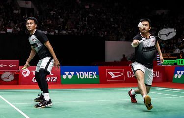 Ganda putra Indonesia, Mohammad Ahsan Ahsan dan Hendra Setiawan bertanding melawan ganda putra Indonesia, Fajar Alfian dan Muhammad Rian Ardianto pada pertandingan semifinal Daihatsu Indonesia Masters 2020 di Istora Senayan Jakarta, Sabtu (18/1/2020). Ahsan dan Setiawan melaju ke final setelah menang 21-12, 18-21, dan 21-17.