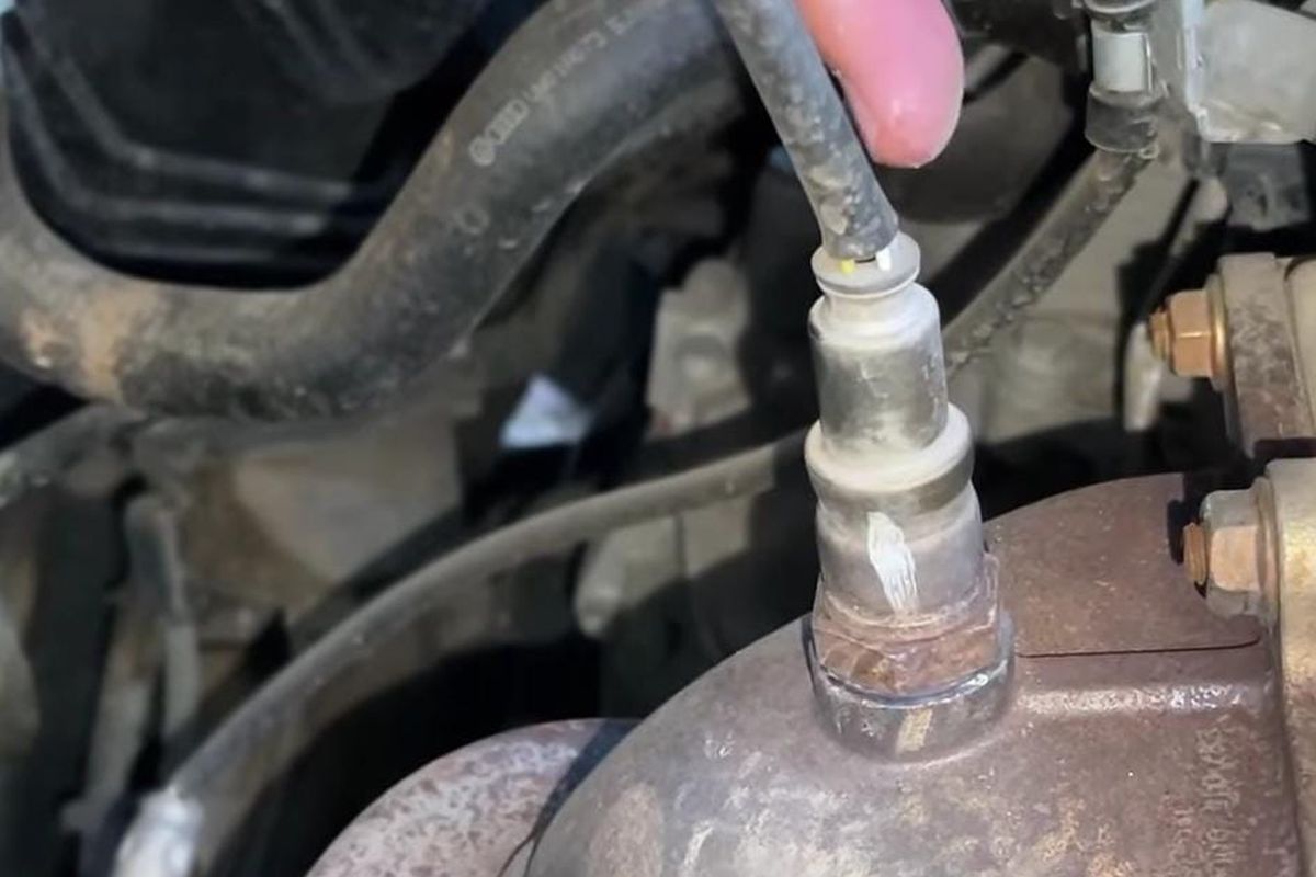 Sensor oksigen pada ekshaust manifold mesin mobil