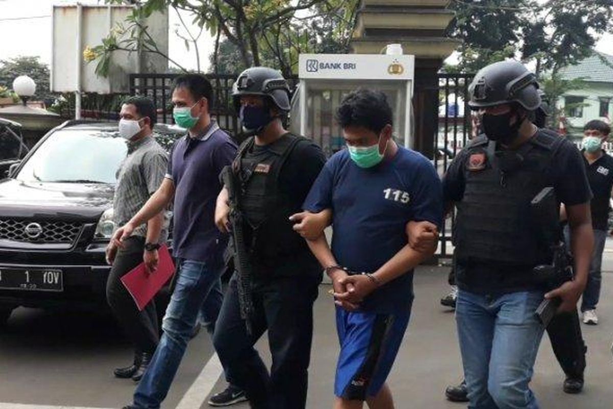 Pelaku penganiayaan RPP (12), Abdul Mihrab (40) saat digelandang ke Mapolrestro Jakarta Timur, Kamis (23/7/2020).