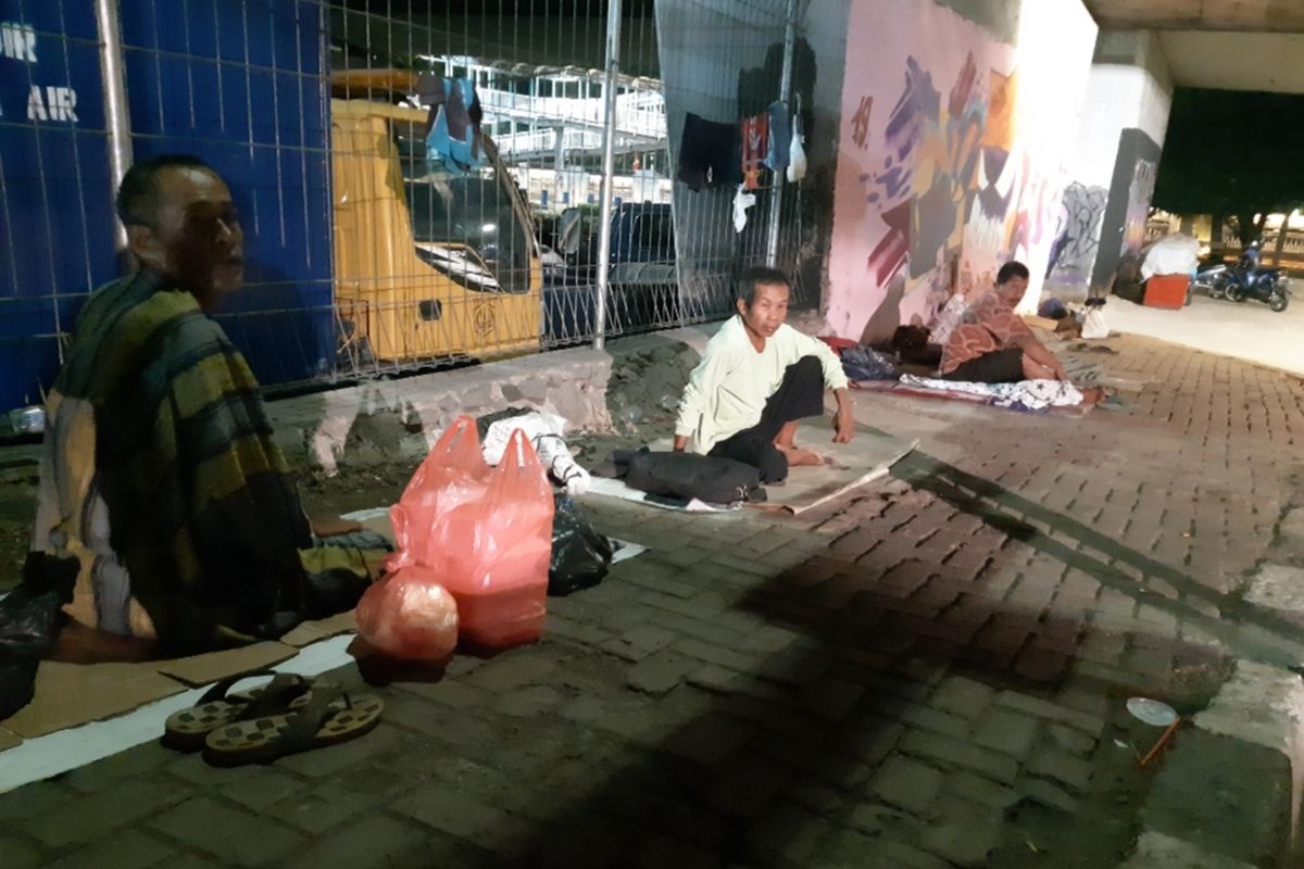 Tempat tinggal tukang gali yang mangkal di bawah kolong jembatan layang Grogol atau depan Universitas Trisakti, Jakarta Barat 