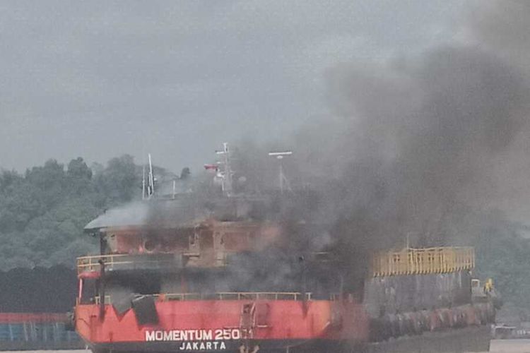 Kapal KM Momentum 25001 terbakar di perairan pulau atas, Samarinda, Kaltim