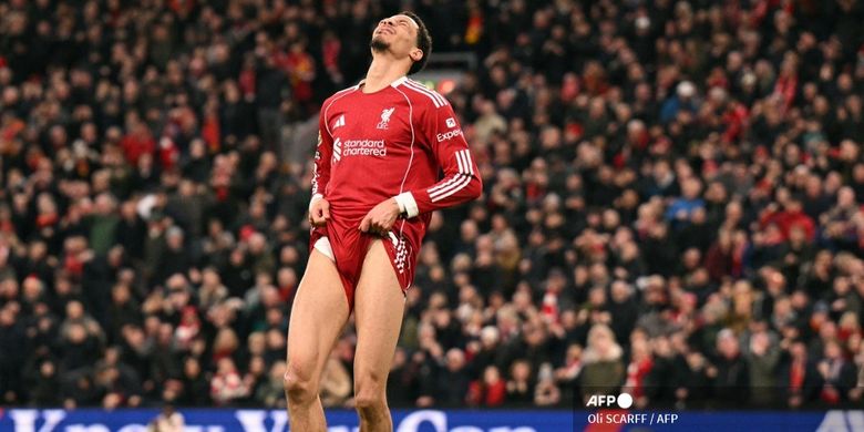 Striker Liverpool, Hugo Ekitike, bereaksi setelah gagal memanfaatkan peluang pada laga Liga Inggris antara Liverpool dan Burnley di Anfield, Liverpool, barat laut Inggris pada 17 Januari 2026.