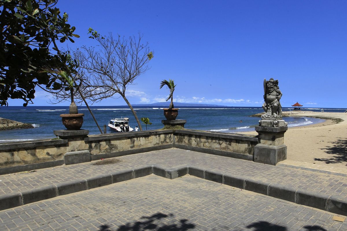 Pantai Sanur, Denpasar, Bali, Senin (3/10/2011).