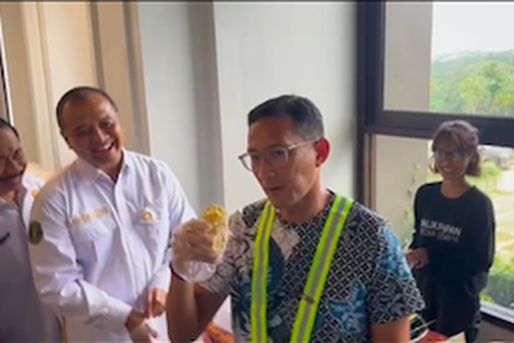 Sandiaga Makan Durian Pertama di Rumah Jabatan Menteri Basuki di IKN