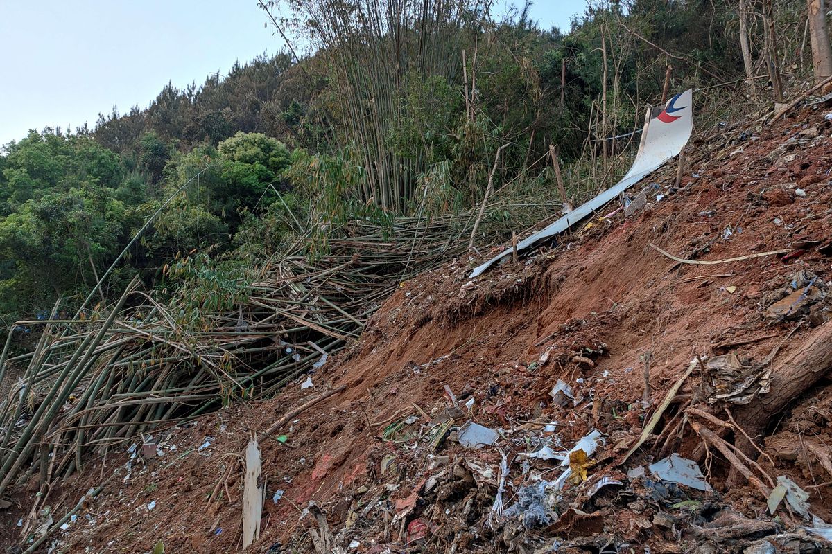 Dalam foto yang diambil oleh ponsel yang dirilis oleh Kantor Berita Xinhua, potongan puing-puing penerbangan MU5735 China Eastern terlihat setelah jatuh di gunung di Kabupaten Tengxian, Daerah Otonomi Guangxi Zhuang China selatan pada Senin, 21 Maret 2022. China Eastern Boeing 737-800 dengan 132 penumpang jatuh di daerah pegunungan terpencil di China Selatan menjadi bencana udara terburuk di negara itu dalam hampir satu dekade.