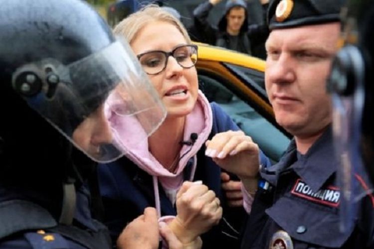 Lyubov Sobol, salah satu pemimpin oposisi Rusia, ditahan oleh polisi ketika hendak mengikuti demonstrasi di Moskwa Sabtu (3/8/2019).