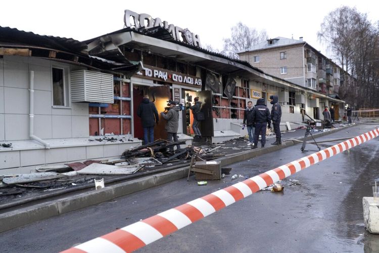 Karyawan Komite Investigasi Rusia dan polisi bekerja di lokasi sebuah kafe setelah kebakaran di Kostroma 340 kilometer (210 mil) utara Moskow, Rusia, Sabtu, 5 November 2022.