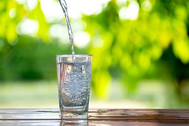 Ilustrasi air putih. Air putih tidak mengandung kalori atau gula. Minum air putih dianjurkan 2 liter setiap hari untuk meningkatkan kesehatan, seperti usus dan kulit