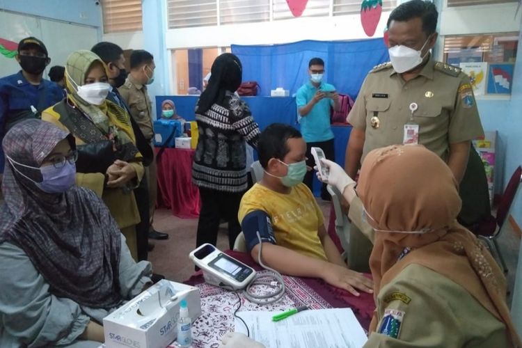 Wali Kota Jakarta Selatan, Munjirin memantau proses vaksinasi Covid-19 di Madina Islamic School di kawasan Tebet, Jakarta Selatan, Selasa (4/1/2022).