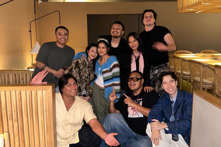 Eva Celia rayakan ulang tahun ke-33 dengan gaya standout. Cardigan bulu biru, makeup natural, dan vibe playful jadi inspirasi outfit hangout stylish.