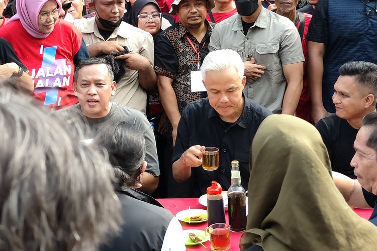 Calon presiden nomor urut 3 Ganjar Pranowo sarapan nasi uduk di Pasar Proyek Lama, Kota Bekasi, Jawa Barat, Sabtu (16/12/2023) pagi.