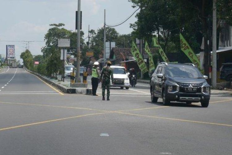 Personel TNI dan Polisi mengatur lalu lintas di Simpang Tiga Kemudo, Prambanan, Klaten, jalan lintas Jogja-Solo, Jumat (9/12/2022). 
