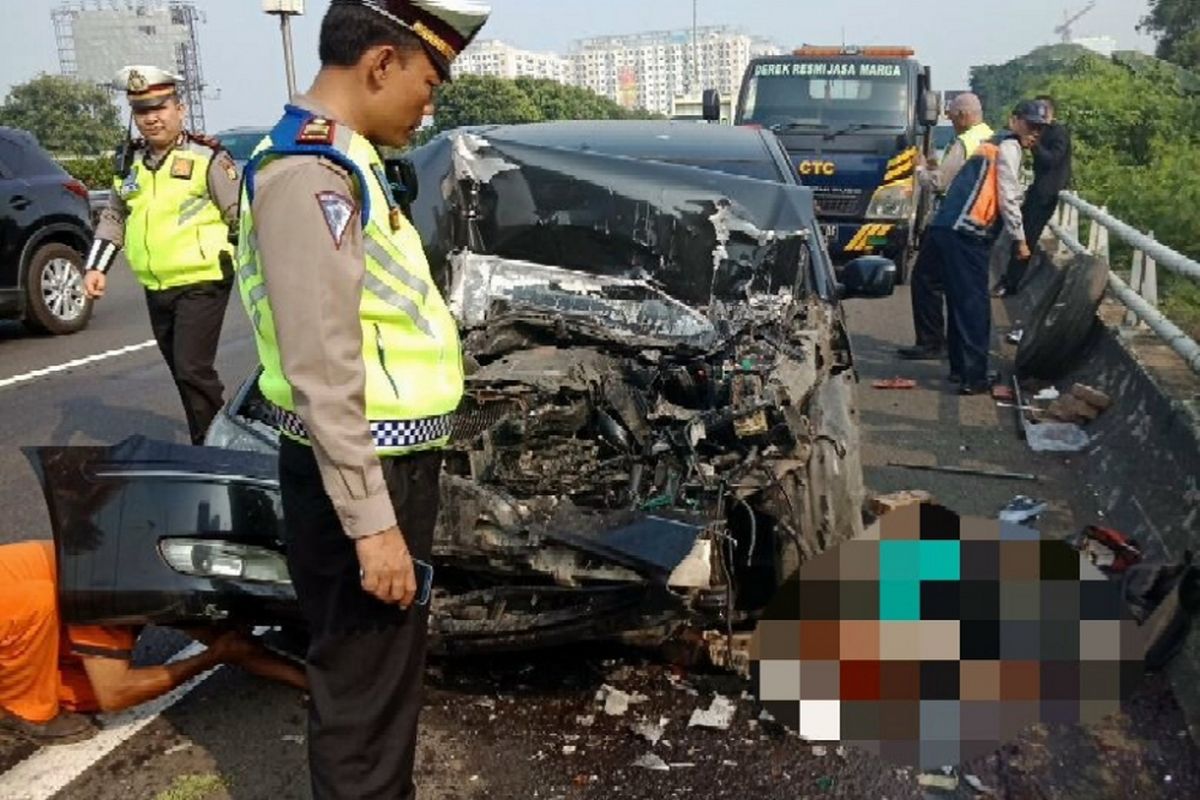 Kecelakaan lalu lintas terjadi di tol dalam kota Cawang arah Cikampek kilometer 0.7, Selasa (3/7/2018) sekitar pukul 08.15 WIB. 