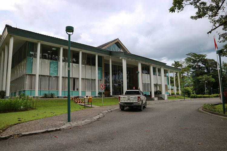 Bangunan di Kuala Kencana, Mimika, Papua.