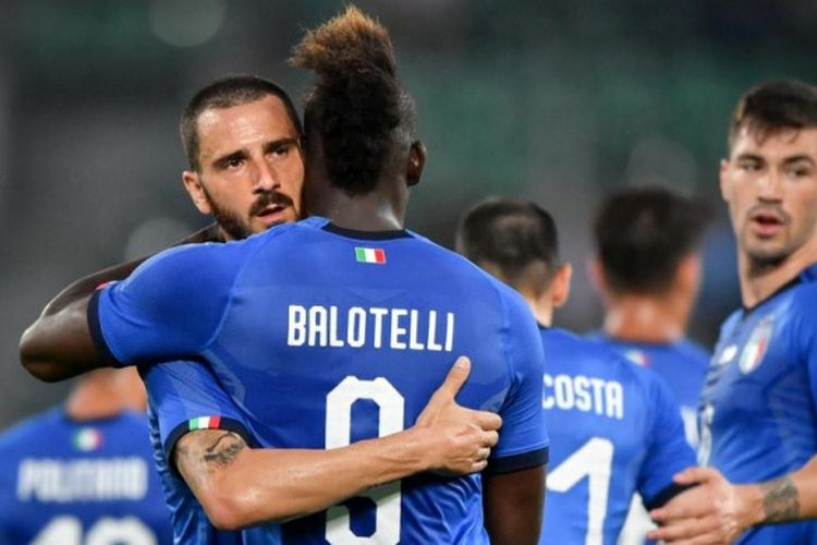 Mario Balotelli berpelukan dengan Leonardo Bonucci selepas mencetak gol ke gawang Arab Saudi dalam laga uji coba di Stadion Kybunpark, St. Gallen, Swiss, 28 Mei 2018.