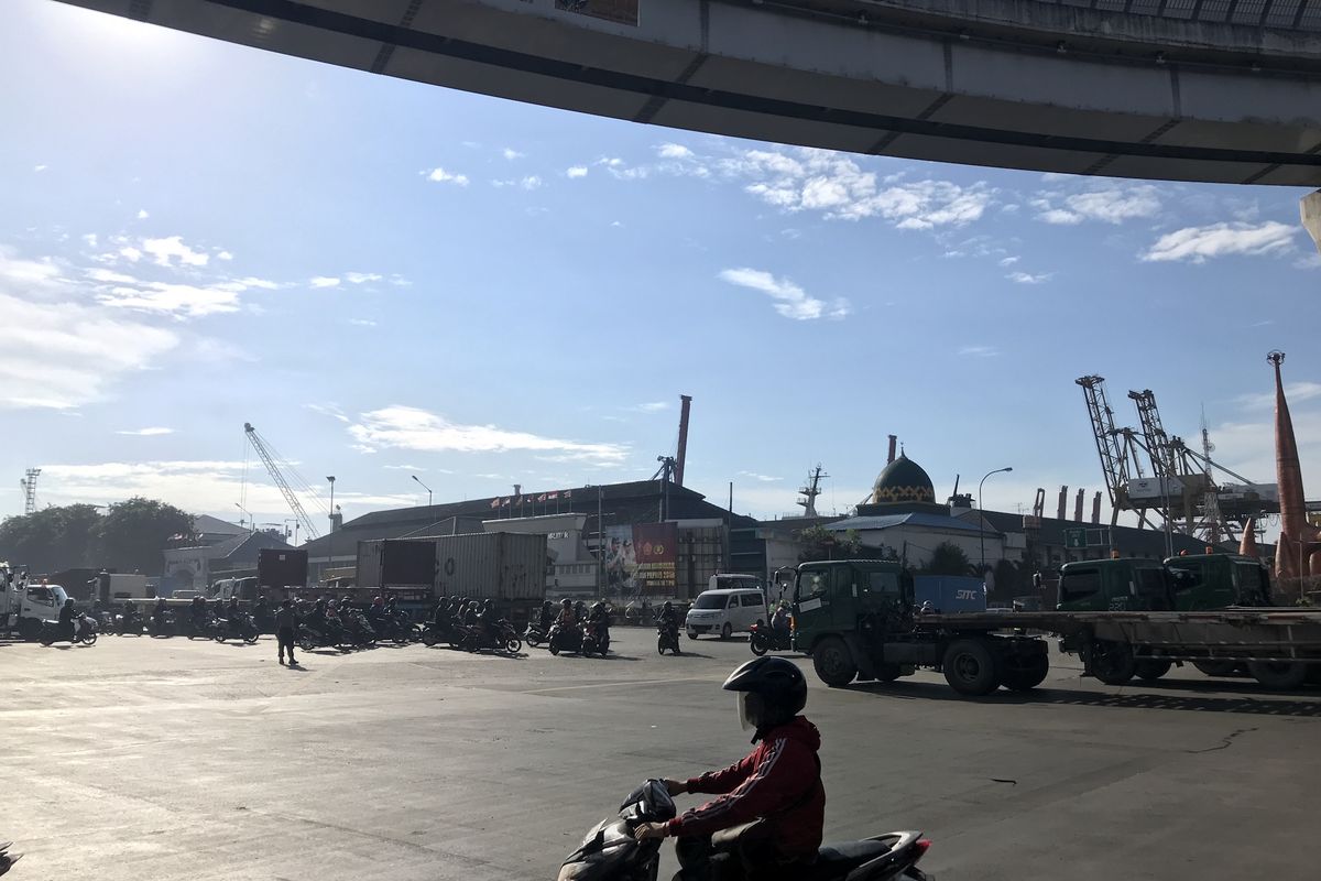 Arus lalu lintas sekitar Jakarta International Container Terninal (JICT), Tanjung Priok, Jakarta Utara, Kamis (25/4/2019) yang nampak padat namun tak lagi sebabkan kemacetan. 