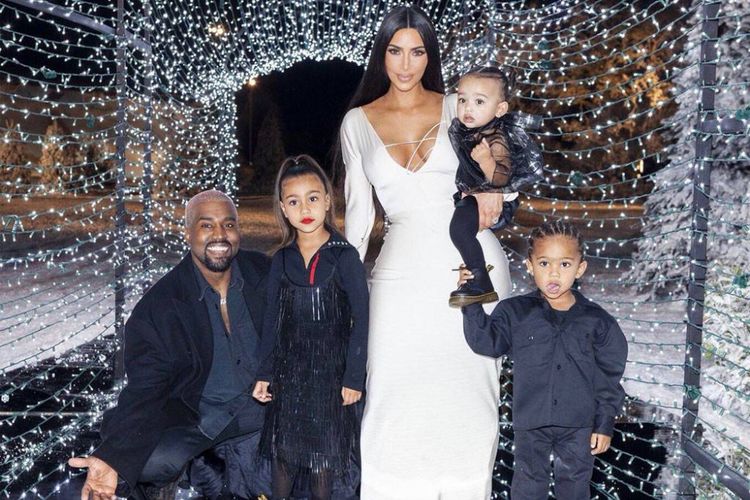 Kanye West dan Kim Kardashian bersama tiga anak mereka.