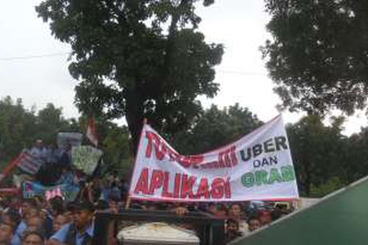 Unjuk rasa yang dilakukan ribuan sopir angkutan, mayoritas sopir taksi, di Balai Kota DKI Jakarta, Senin (14/3/2016). Mereka menuntut agar pemerintah menertibkan angkutan pelat hitam yang difasilitasi perusahaan penyedia aplikasi.