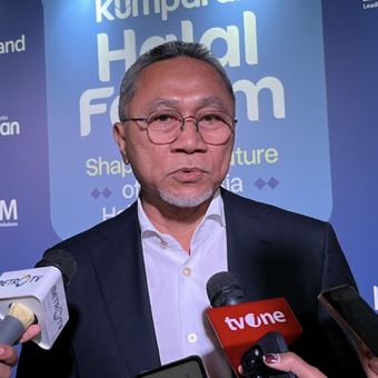 Menteri Koordinator Bidang Pangan Zulkifli Hasan alias Zulhas dalam acara Kumparan Halal Forum di Jakarta Selatan, Selasa (27/5/2025).