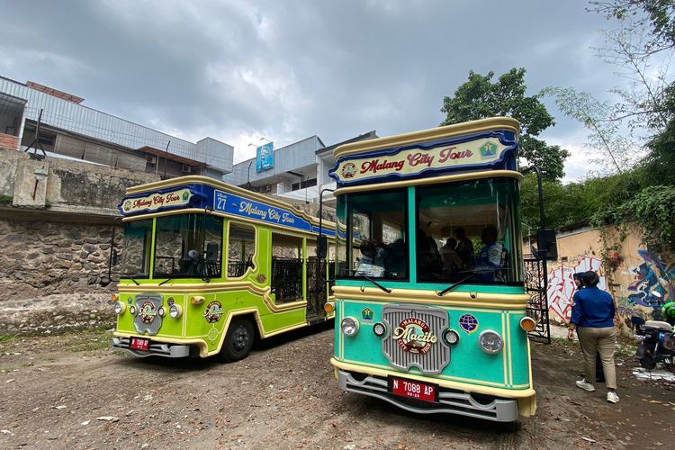 Nampak luar bus Malang City Tour atau bus Macito di meeting point Jalan Majapahit. 