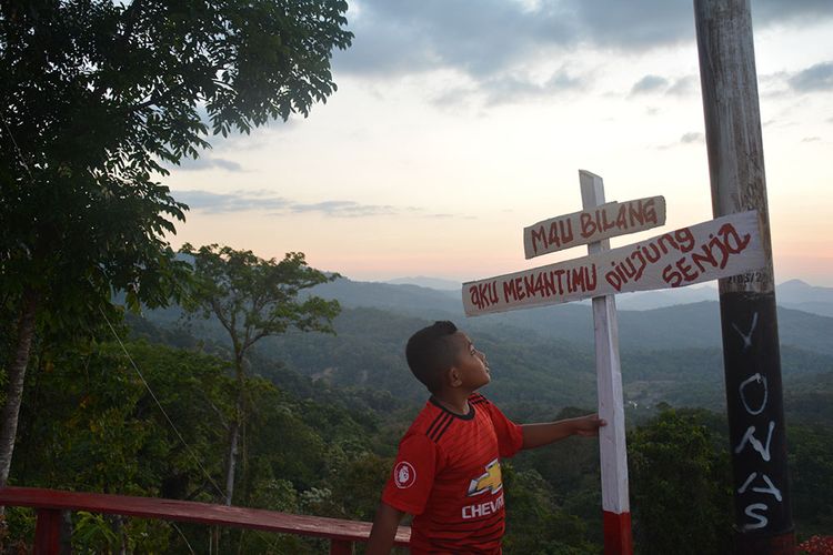 Wisatawan Nusantara sedang menikmati senja di Puncak Watu Api Melo, Desa Liang Ndara, Kecamatan Mbeliling, Kab. Manggarai Barat, Flores, NTT, Kamis, (25/7/2019). Puncak Watu Api merupakan salah satu spot terbaik menyaksikan matahari terbenam di pinggir jalan Transflores Ruteng-Labuan Bajo. (KOMPAS.com/MARKUS MAKUR)