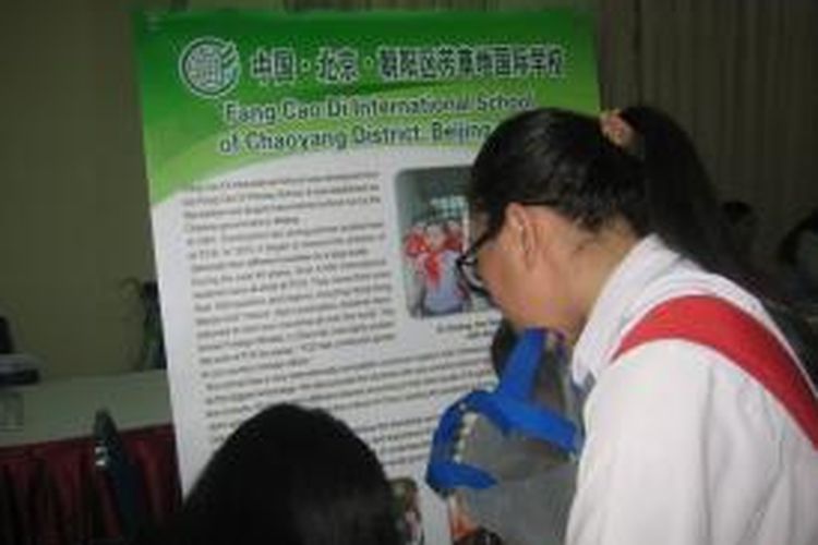 Siswa mencermati informasi pendidikan di Fang Cao Di International School Beijing pada Pameran Pendidikan di Beijing, Sabtu (15/11/2014).