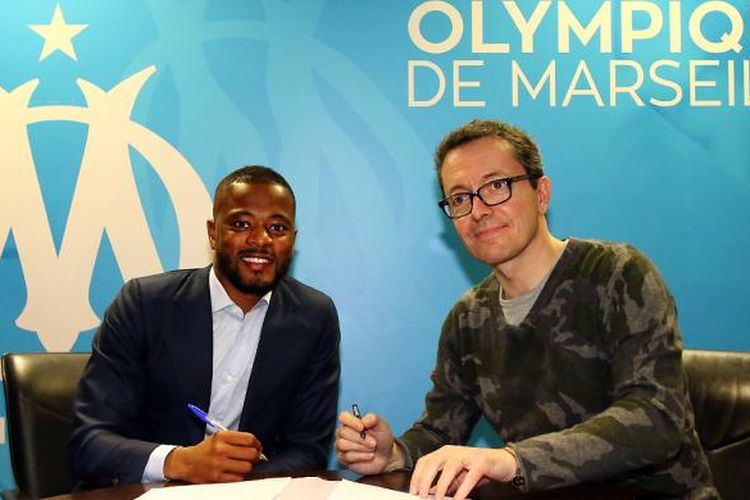 Patrice Evra (kiri) menandatangani kontrak bersama Olympique Marseille, Rabu (25/1/2017).
