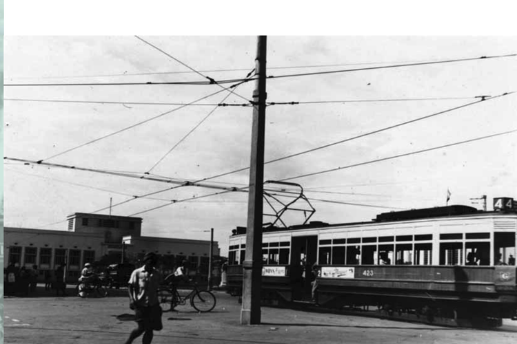 Trem listrik sedang melintas di stasionplein pada 3 Oktober 1947