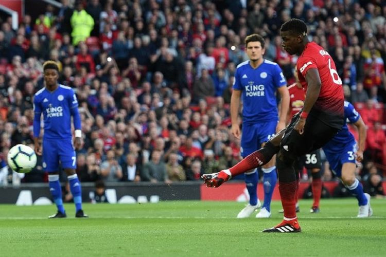 Paul Pogba mencetak gol via tendangan penalti pada pertandingan Manchester United vs Leicester City dalam pekan pertama Premier League, 10 Agustus 2018. 