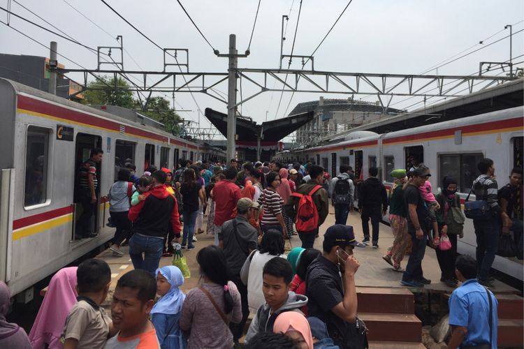  Keramaian penumpang KRL commuter line di peron Stasiun Duri, Jakarta Barat, Kamis (17/8/2017).