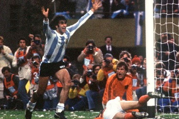 Pemain timnas Argentina, Mario Kempes, merayakan gol ke gawang Belanda pada laga final Piala Dunia 1978 yang digelar di Stadion Monumental, Buenos Aires, pada 25 Juni 1978. Pada turnamen tersebut, setiap tiang gawang dicat hitam di bagian bawah sebagai pesan bahwa Argentina sedang berduka. (Foto oleh Staf AFP)