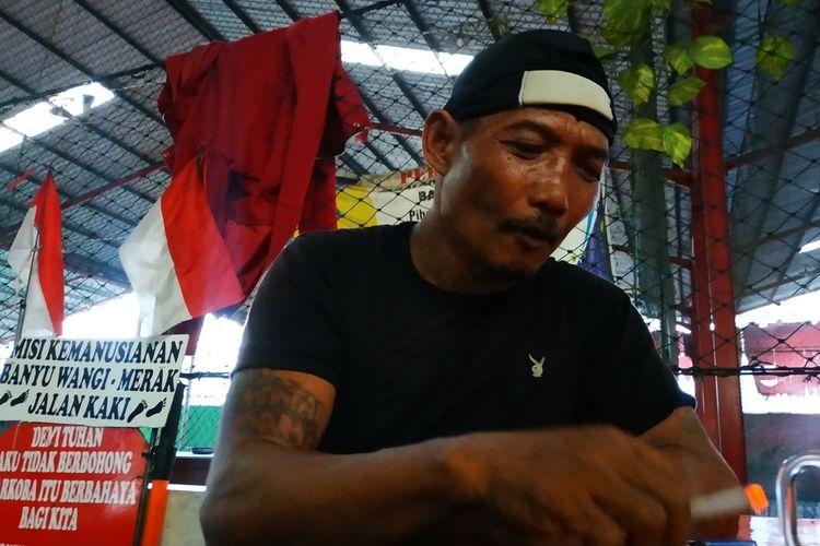 Man Rambo (47), bekas preman asal Wonokromo, Surabaya, Jawa Timur tiba di Bekasi pada Rabu (18/12/2019) dalam aksi jalan kaki kampanye antinarkoba keliling Pulau Jawa sejak Agustus 2018 silam.