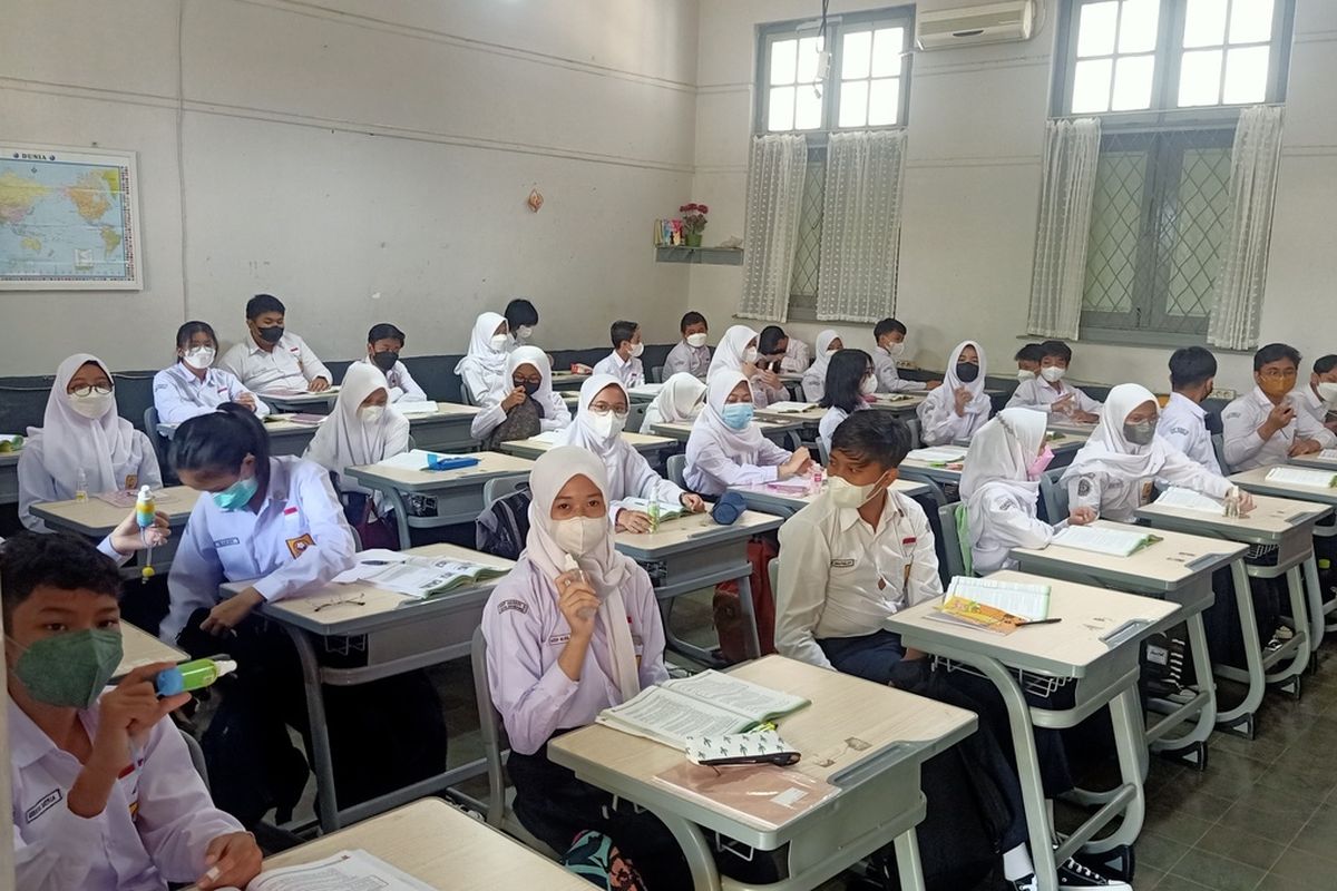 Kegiatan Pendidikan Tatap Muka di SMP Negeri 5 Bandung.