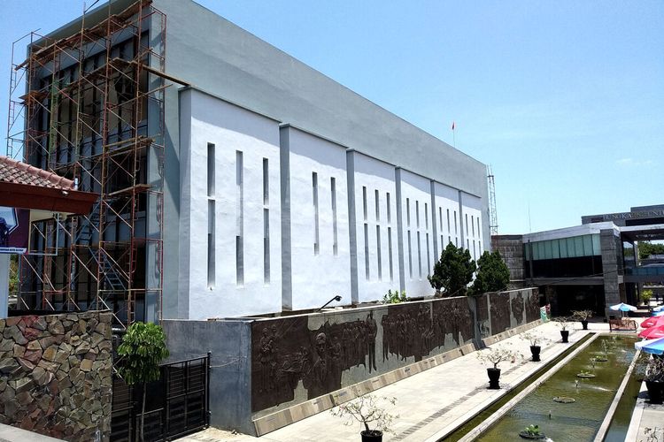 Pembangunan tahap akhir gedung empat lantai milik Perpustakaan Bung Karno di Kota Blitar, Jumat (1/10/2021)