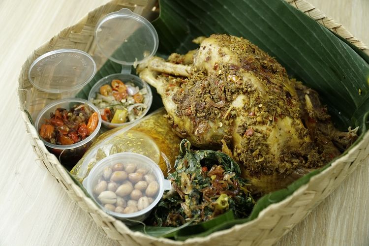 Ayam betutu dari Pawon Serai.