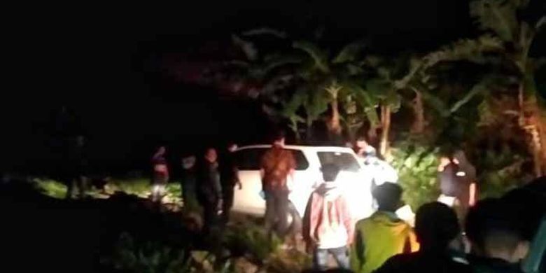 Pihak Kepolisian bersama warga dan relawan saat mengevakuasi mobil Xenia yang terjebak secara misterius di kawasan hutan dan tegal air terjun Canggu, Kecamatan Pacet, Kabupaten Mojokerto. Sang sopir mengaku, awalnya menggunakan googlemaps.