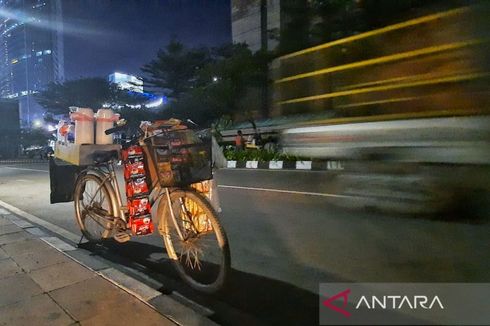 Pedagang Kopi Keliling Ketiban Rejeki karena Banyak Warga Citayam Nongkrong di Sudirman