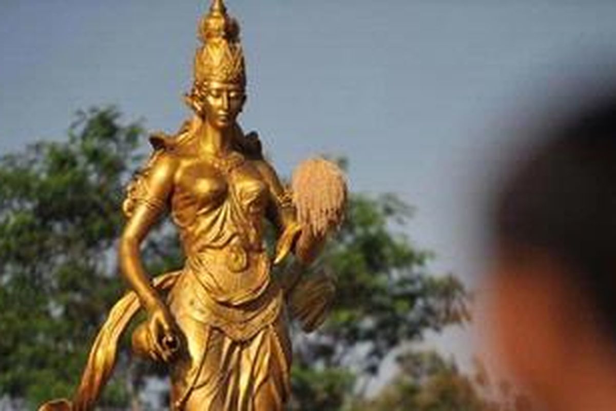 Seorang anak sedang menyaksikan nstalasi patung karya seniman Dunadi berjudul "Dewi Sri", Sabtu (29/9/2012) di area persawahan Kecamatan Kasihan, Bantul, Yogyakarta. Instalasi patung ini merupakan bagian dari Pameran Seni Panen Terakhir yang digelar Komunitas Garda Matra sebagai bentuk gugatan terhadap terpuruknya dunia pertanian oleh maraknya pembangunan kota yang tak pernah henti. 